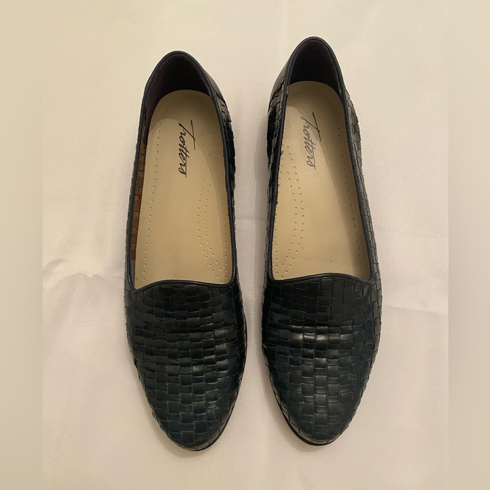 Trotters navy woven leather slip on loafer gently worn 8.5 N